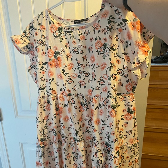 Beautiful floral dress - Picture 2 of 5